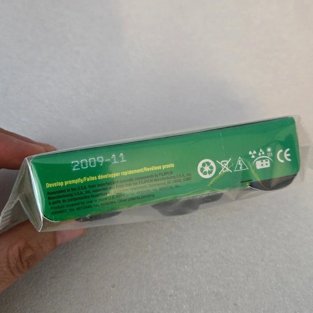 Fujifilm QuickSnap Flash 27 Exposure Disposable 35mm Film Camera Sealed 2009-11